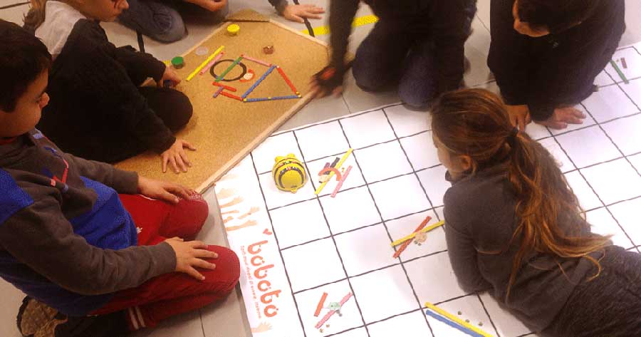 coding boboto bambini giocano bee-bot